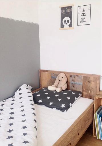 Eenpersoons houten bed beschikbaar voor biedingen