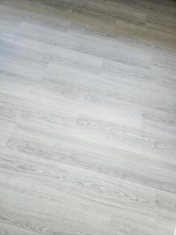 Laminaat in zeer nette staat staat ongeveer 10m2 beschikbaar voor biedingen