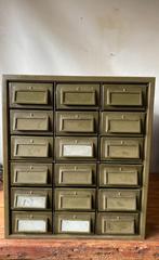 Industrieel vintage metalen addressograph ladenblok met 18 l, Huis en Inrichting, Kasten | Ladekasten, 5 laden of meer, Minder dan 100 cm