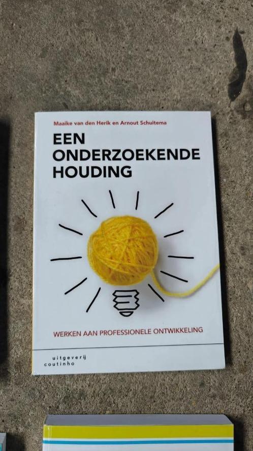 Een onderzoekende houding - Van der Herik en Schuitema, Boeken, Studieboeken en Cursussen, Zo goed als nieuw, HBO, Ophalen of Verzenden