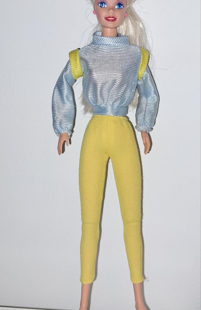 Sportieve outfit voor barbie sindy fleur excl pop, Ophalen of Verzenden, Gebruikt, Kleertjes
