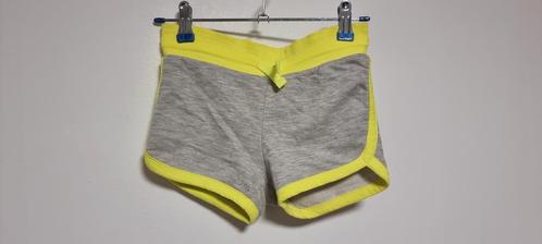 Wibra korte broek grijs geel maat 116 122 in goede staat, Kinderen en Baby's, Kinderkleding | Maat 116, Zo goed als nieuw, Meisje