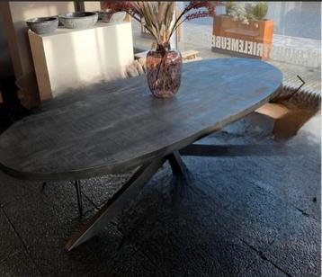 eethoek zwart-donkerbruin blad, stalen poten en 4 stoelen  beschikbaar voor biedingen