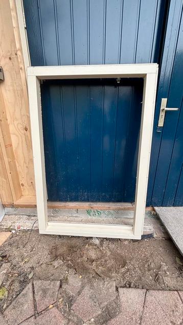 Buiten kozijn met glas beschikbaar voor biedingen
