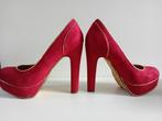 Mooie, sexy rode pumps, Ophalen, Schoenen met hoge hakken, Gedragen, Rood
