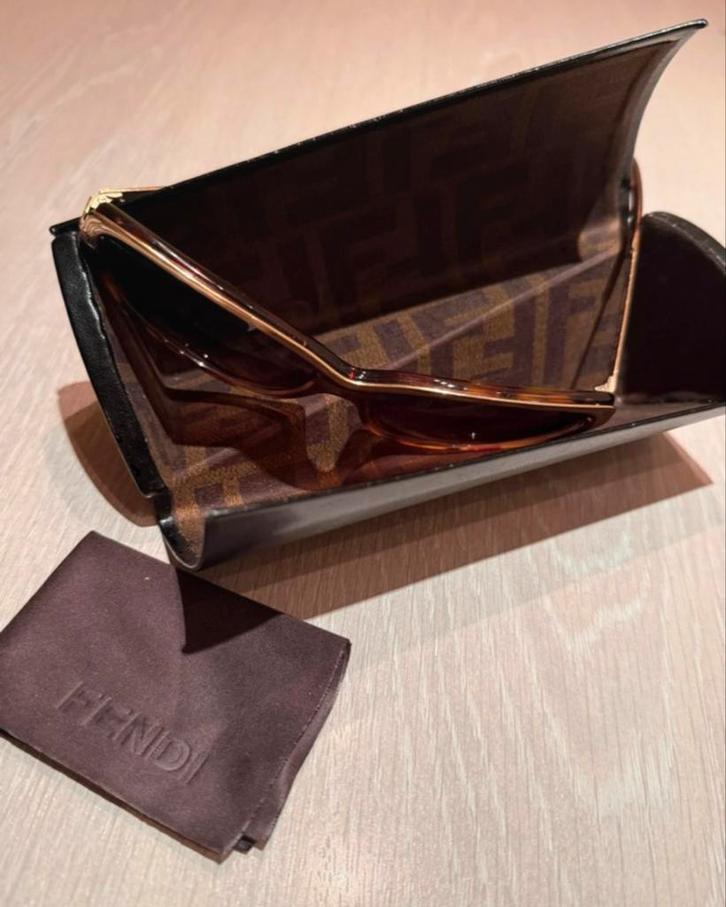 Fendi Zonnebril - Stijlvol en Elegant, Sieraden, Tassen en Uiterlijk, Zonnebrillen en Brillen | Dames, Zo goed als nieuw, Zonnebril