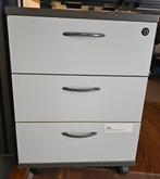 2 bureau blokken met 3 lades, op wieltjes. 42b × 55d × 58 h., Ophalen