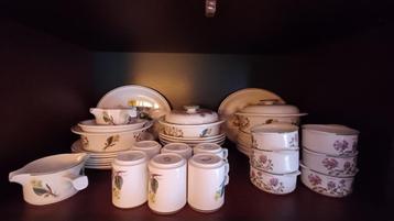Compleet Wedgwood servies, type Florabunda, voor 6 personen beschikbaar voor biedingen