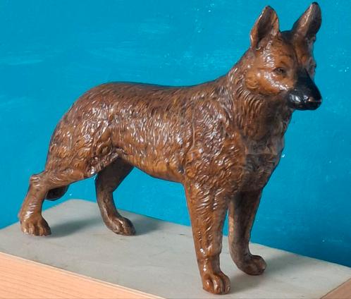 Duitse Herder.  Polychroom gips.  Ca 1920. 20/15 cm., Verzamelen, Dierenverzamelingen, Zo goed als nieuw, Beeldje of Figuurtje