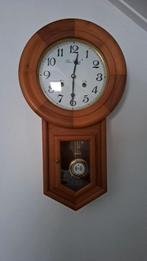 Mooie houten wandklok met slinger, Antiek en Kunst, Antiek | Klokken, Ophalen of Verzenden