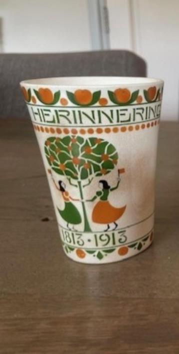 Herdenkingsbeker Maastrichts aardewerk beschikbaar voor biedingen