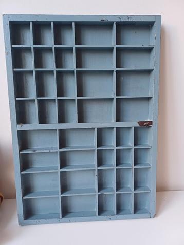 Houten letterbak oud blauw beschikbaar voor biedingen