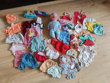 Lot babypoppen 35 cm en veel kleding beschikbaar voor biedingen