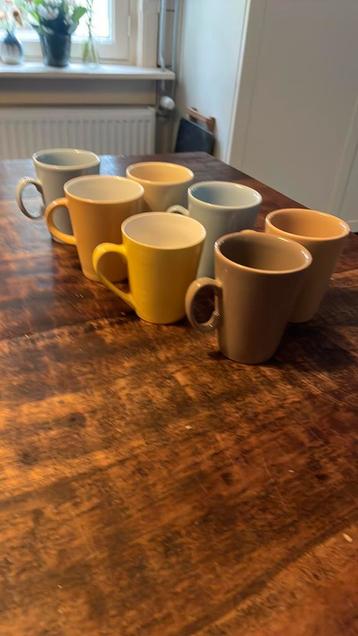 Zeven gekleurde koffie of theemokken beschikbaar voor biedingen