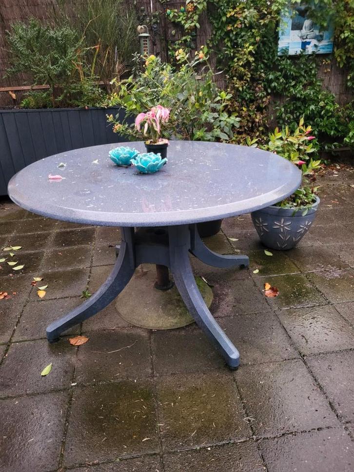 Gratis. Tuintafel met parasol + voet., Tuin en Terras, Tuintafels, Gebruikt, Rond, Kunststof, Ophalen