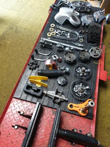 zundapp 517 en 529 onderdelenalles in eenkeer te koop beschikbaar voor biedingen