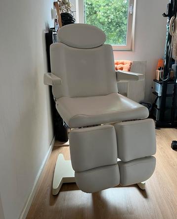Witte behandelstoel voor pedicure / schoonheidsspecialiste beschikbaar voor biedingen