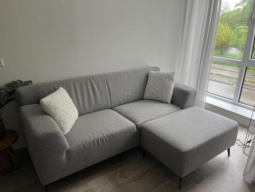 Grijze driezitsbank met hocker, Huis en Inrichting, Banken | Bankstellen, Zo goed als nieuw, 75 tot 100 cm, Stof, Ophalen