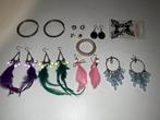 Diverse sieraden/ oorbellen/ speld + 3 gratis sleutelhangers, Ophalen of Verzenden, Overige kleuren, Overige materialen