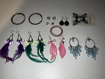 Diverse sieraden/ oorbellen/ speld + 3 gratis sleutelhangers beschikbaar voor biedingen
