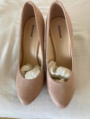 Nieuwe, heel mooie zalmkleurige, suède pumps maat 41 beschikbaar voor biedingen