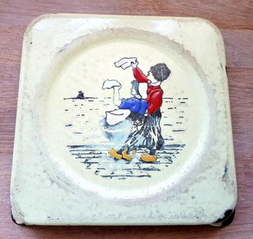 Brocante emaille onderzetter, klederdracht beschikbaar voor biedingen