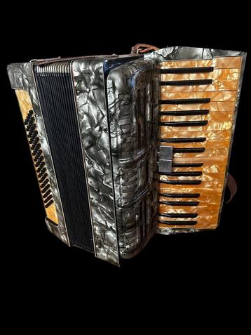 MIDI-accordeon – Italiaans  design – 41 toetsen / 120 bassen beschikbaar voor biedingen