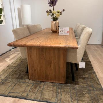Bruuts eettafel kolompoot beschikbaar voor biedingen