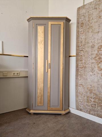 Elegant hoekkast in taupe met goud  beschikbaar voor biedingen