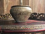 Mooie Hindoeïstische bronzen pot met gravures, Antiek en Kunst, Antiek | Vazen, Ophalen of Verzenden