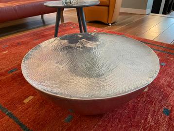 Zilverkleurige salontafel rond beschikbaar voor biedingen