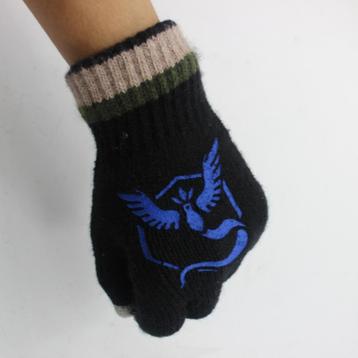 Prachtige POKEMON Handschoenen Team VALOR knitted € 6,95 beschikbaar voor biedingen