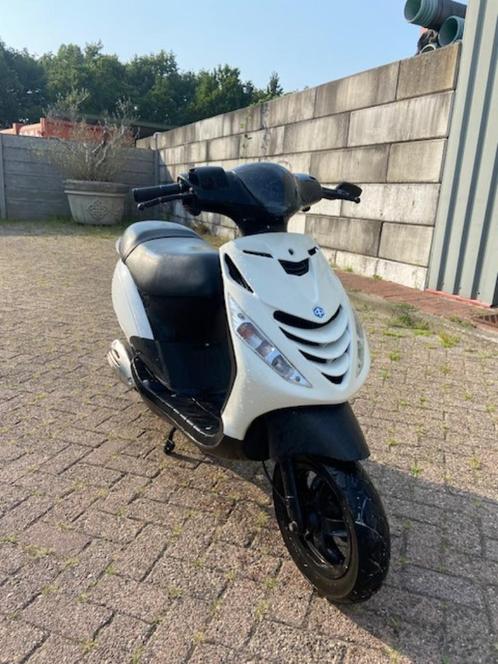 piaggio zip 2 takt goede staat, Fietsen en Brommers, Scooters | Piaggio, Zo goed als nieuw, Zip, Maximaal 25 km/u, Benzine, Ophalen
