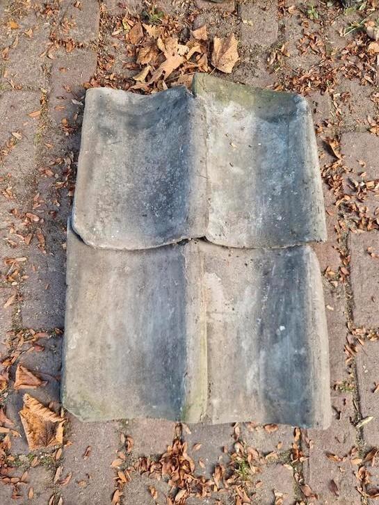 Oude Holle Dakpannen - ca. 300 stuks, Doe-het-zelf en Verbouw, Dakpannen en Dakbedekking, Gebruikt, Dakpannen, Steen of Klei, Grijs