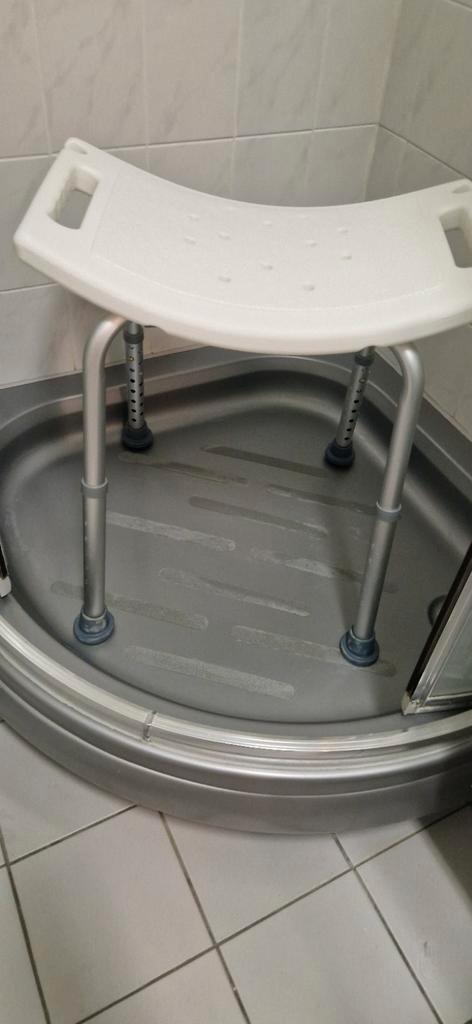 Douchekruk met handgrepen - weinig gebruikt, Huis en Inrichting, Badkamer | Badkamermeubels, Zo goed als nieuw, Overige typen