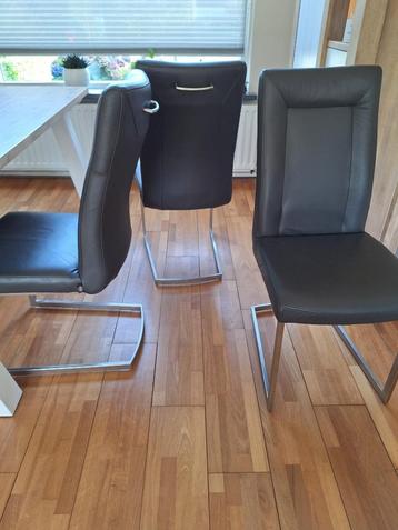 eetkamerstoelen  beschikbaar voor biedingen