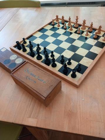 Schaak/damspel met schaakstukken en damstenen beschikbaar voor biedingen