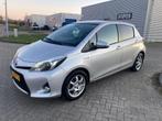 Toyota Yaris 1.5 Full Hybrid CVT 5DR 2012 Grijs Dealer onder, Auto's, Toyota, 47 €/maand, Origineel Nederlands, Te koop, Zilver of Grijs