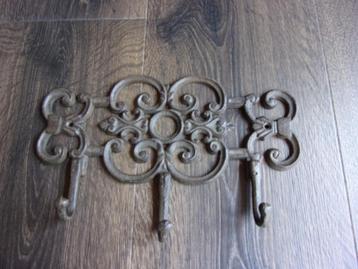 BROCANTE MUURREK MET 3 HAKEN/ESSCHERT DESIGN REK GIETIJZER beschikbaar voor biedingen