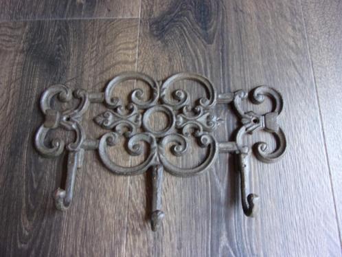 BROCANTE MUURREK MET 3 HAKEN/ESSCHERT DESIGN REK GIETIJZER, Antiek en Kunst, Curiosa en Brocante, Ophalen