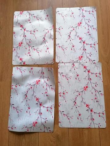 Placemats (4) met bloemmotief - Zo goed als nieuw beschikbaar voor biedingen