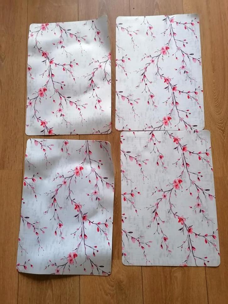 Placemats (4) met bloemmotief - Zo goed als nieuw, Huis en Inrichting, Woonaccessoires | Onderzetters, Zo goed als nieuw, Bord