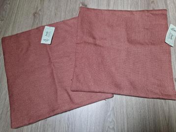 2 nieuwe roze kussenhoezen beschikbaar voor biedingen