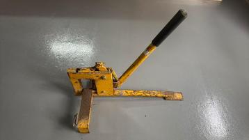 Steenknipper Revo beschikbaar voor biedingen