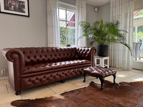 Chesterfield 2-3 zits en poef, Huis en Inrichting, Banken | Bankstellen, Gebruikt, Rechte bank, Vierpersoons of meer, 200 tot 250 cm