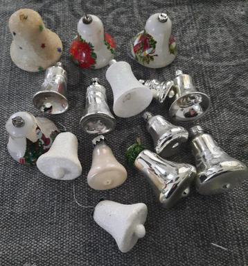 16 kerstklokken glas en plastic beschikbaar voor biedingen
