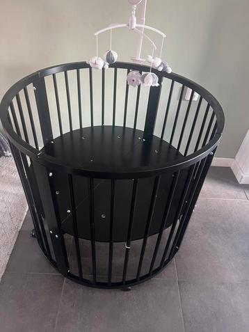 Zwarte ronde box babybox speelbox kinderbox op wielen beschikbaar voor biedingen
