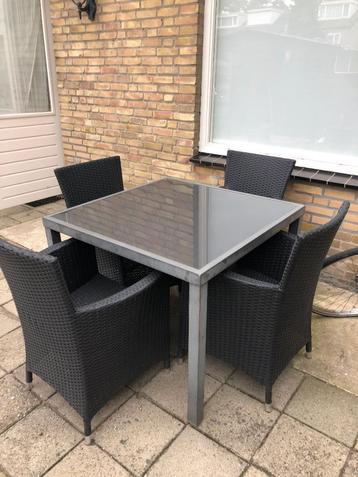 Tuinset + 4 stoelen beschikbaar voor biedingen