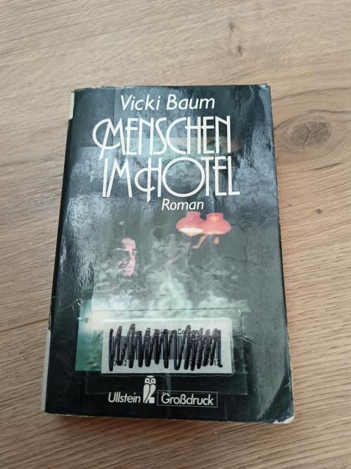 Mensen in Hotel - Vicki Baum (Grootdruk), Boeken, Romans, Gelezen, Europa overig, Ophalen of Verzenden
