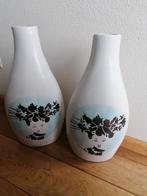 Set van 2 Witte Vazen met Gezicht en Bladeren Design, Wit, Aardewerk of Porselein, Ophalen of Verzenden, Zo goed als nieuw
